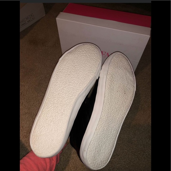 Sneakers - Picture 3 of 5